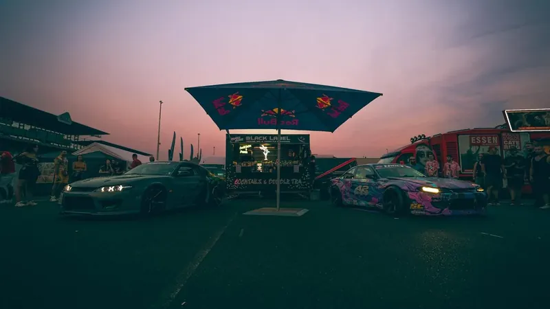 The Cube bei einem Tuning-Event in der Abenddämmerung
